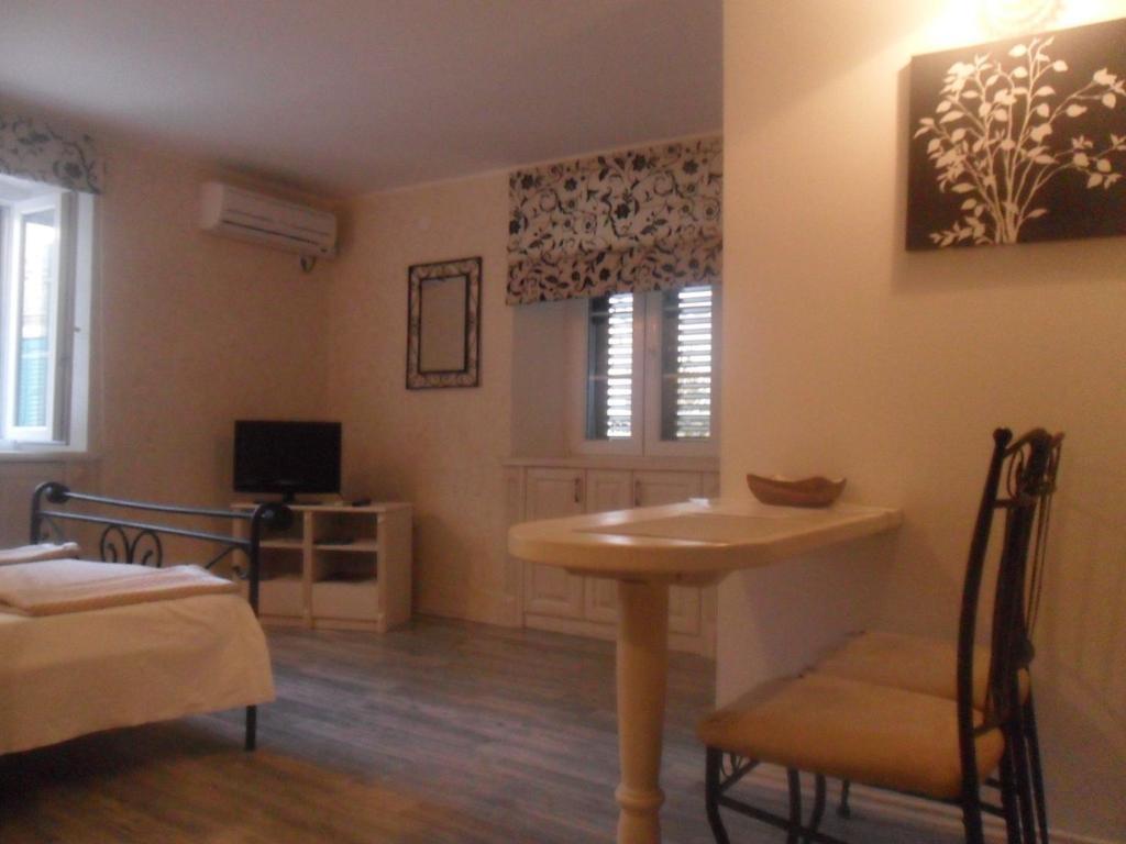 Old Town Apartment شيبينيك الغرفة الصورة